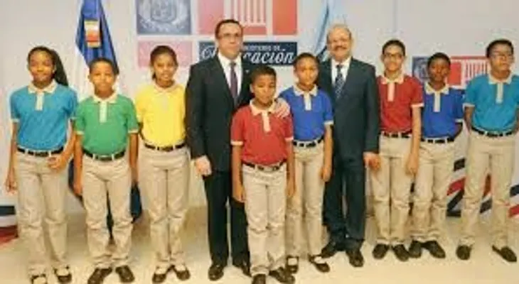 Educación invertirá RD$639,576,485.00 en nuevos uniformes que serán de tres colores 