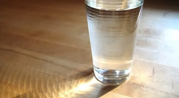 El secreto de un vaso de agua con sal debajo de la cama