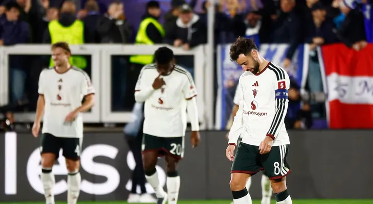 Bruno Fernandes cuestiona el plan táctico de Carrick tras la goleada 4-1 del Como al Manchester United en Champions