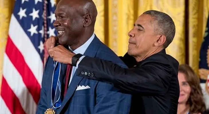 Jordan y Abdul-Jabbar reciben medalla de manos de Obama