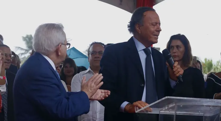 Julio Iglesias descubre su estrella de la fama con nostalgia de Puerto Rico