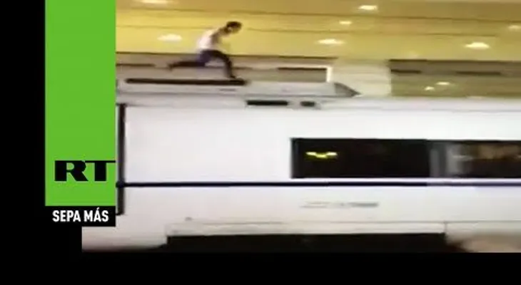 Muere electrocutado tras correr por el techo de un tren