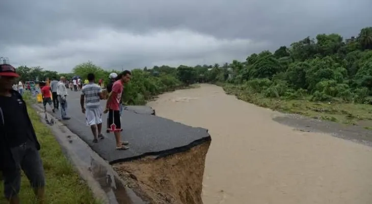 Crecida de río Yubazo hace colapsar tramo por la autopista 6 de Noviembre