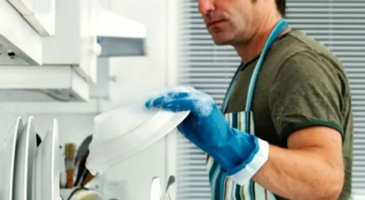 ¿Sabías que los hombres que limpian la cocina tienen más sexo? 