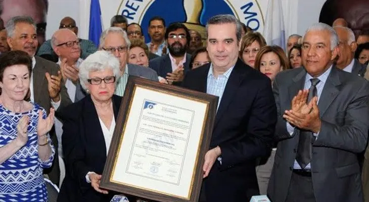 Luis Abinader recibe certificado que lo acredita como candidato