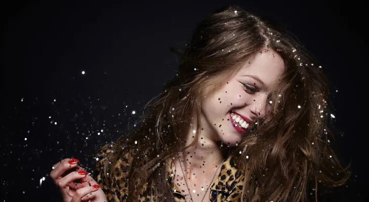 Glitter Undercuts: la última y exótica técnica para el pelo