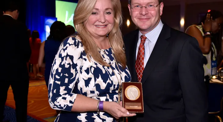 La Asociación Nacional de Periodistas Hispanos reconoce a Cynthia Hudson con el NAHJ Presidential Award of Impact