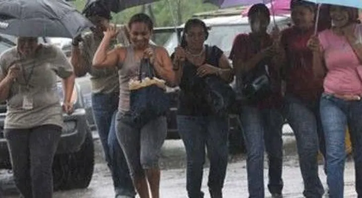 Aguaceros seguirán este martes por efectos de vaguadas y de onda tropical