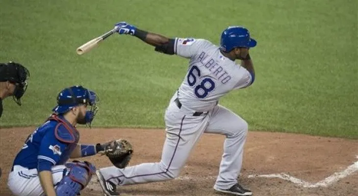 Dominicano Hanser Alberto y Rangers dejan a Azulejos contra la pared