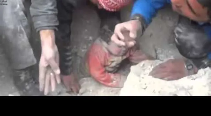 Estremecedor rescate: sacan a un bebé de entre los escombros en Siria