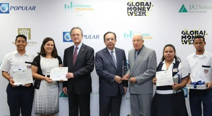 Gobernador del BC, Valdez Albizu y presidente del BPD entregan premios, en el marco de la Semana Económica y Financiera