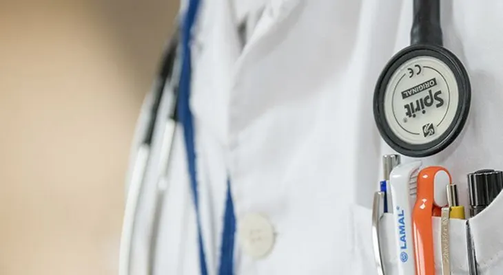 Renuncia una enfermera española tras atender sola a 36 pacientes en un hospital