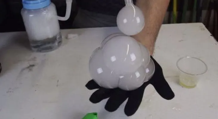 Sorprendente experimento: Aprenda a sacarse burbujas de hielo seco de la manga (VIDEO)
