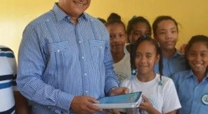 El director general de la Corporación del Acueducto y Alcantarillado de Santo Domingo (CAASD) entregó miles de cuadernos
