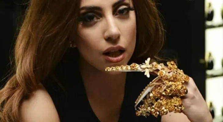 Lady Gaga lleva a fanáticos a "su planeta"