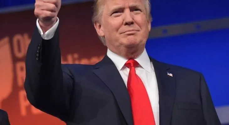 Trump convence a los republicanos hispanos y es favorito en el "supermartes"