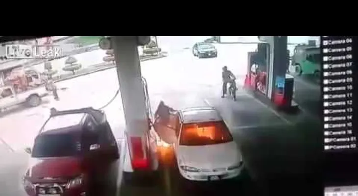 Un niño juega con un mechero en una gasolinera, incendia un coche y termina en el hospital