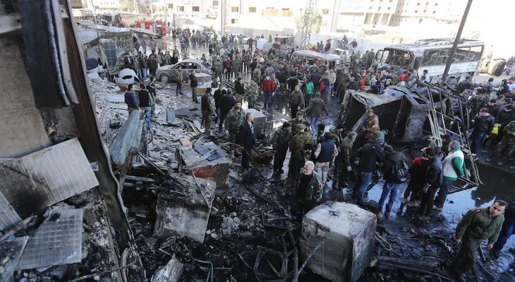 Triple atentado de ISIS mata a decenas de personas en Siria