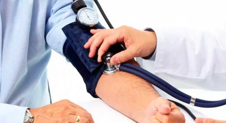 Hipertensos deben seguir tratamiento durante pandemia, afirma especialista