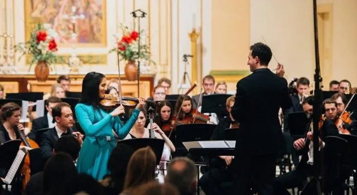 Aisha Syed Castro, debuta a casa llena en Sevilla