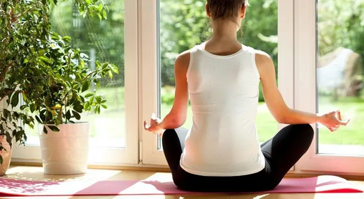 Yoga en casa, 4 posturas que debes probar hoy mismo