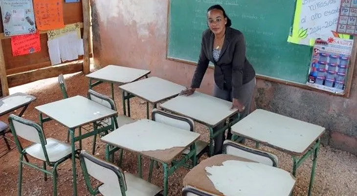 Niños reciben clases en malas condiciones