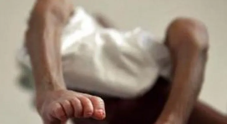 Perra daba de mamar a un niño desnutrido de dos años