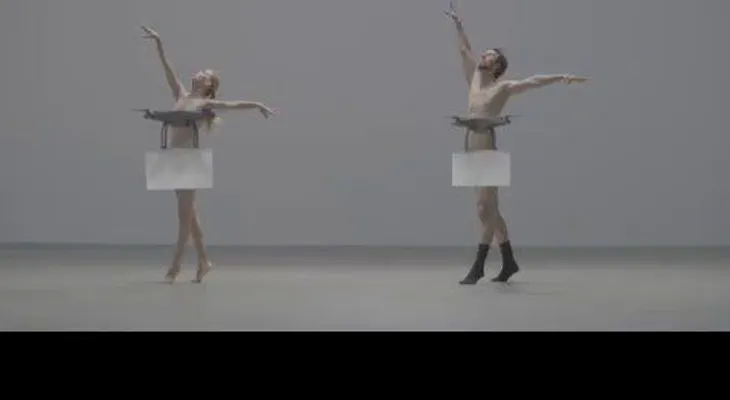 Bailarines desnudos danzan 'El lago de los cisnes' con drones que tapan sus partes íntimas
