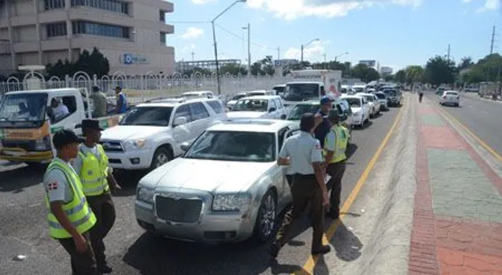 Mujer Amet le da un tiro a chófer que la arrastró con su vehículo