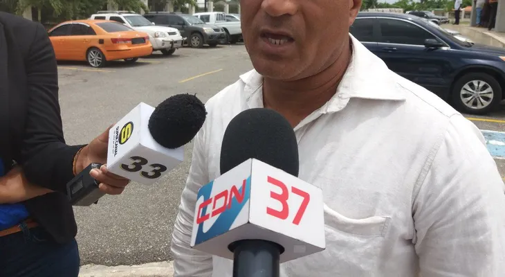 Estudiante que golpeó compañera de clases quiere pedir perdón; su padre pide no le tronchen futuro 