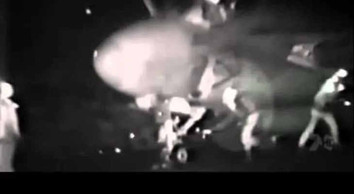 LAS IMAGENES PUEDEN SER FUERTES: El escalofriante momento en que un soldado de EEEU es absorbido por el motor de un avión (VIDEO)