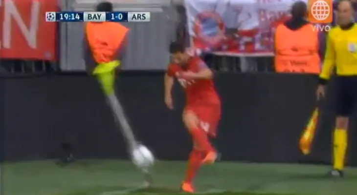 Xavi Alonso patea el peor tiro de esquina de su vida