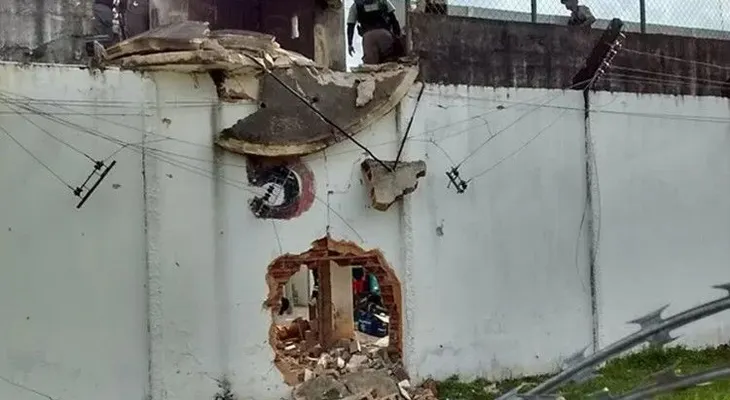 Decenas de presos huyen en una explosiva fuga de una cárcel de Brasil (VIDEO)