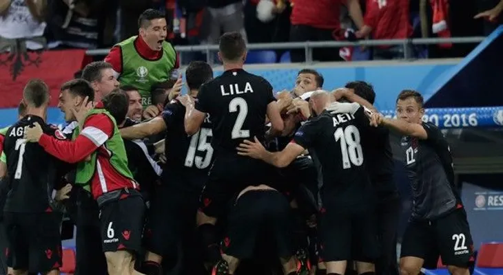 Gales vapuleó a Rusia; Inglaterra avanzó a octavos