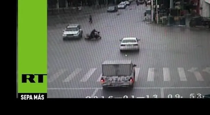 Un motociclista atropellado queda atrapado debajo de otro auto