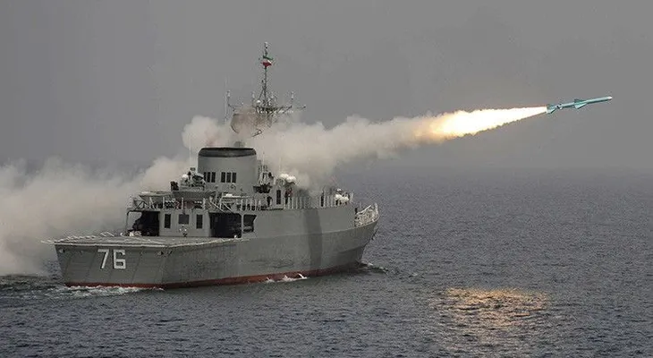 Irán lanza misiles cerca de un portaaviones EE.UU.