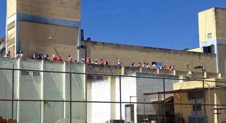 Toman 12 guardias de rehenes en cárcel de Brasil