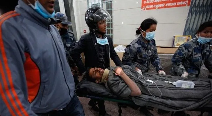 Auxilian a los damnificados por sismo en Nepal 