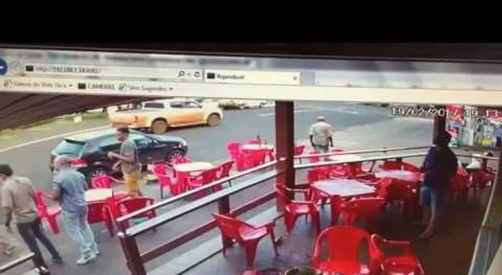 Mujer encuentra a su esposo con otra y reacciona a puñetazos 