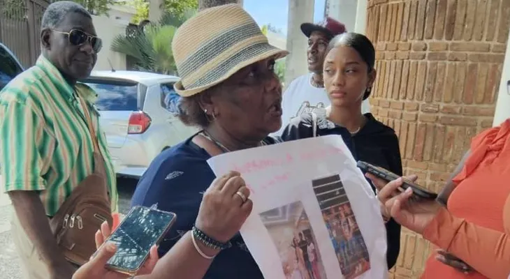 Familiares de dominicanos reclutados en Rusia protestan frente a la embajada rusa para exigir su regreso