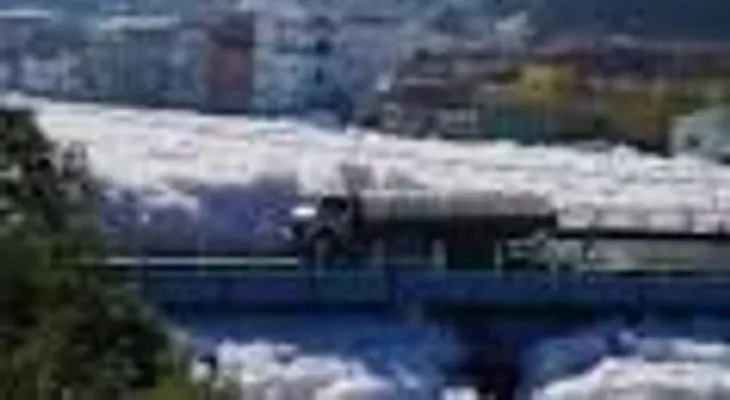 Espuma contaminada otra vez invade río en ciudad brasileña 