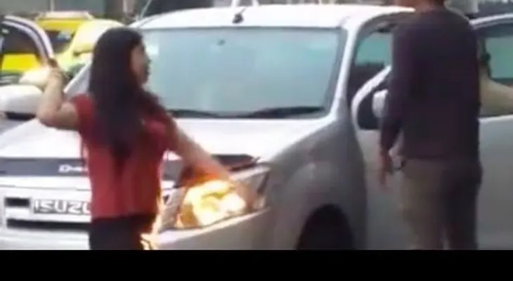 Con machete en mano, una mujer se lleva su esposo "a la casa": A las buenas o por las malas 