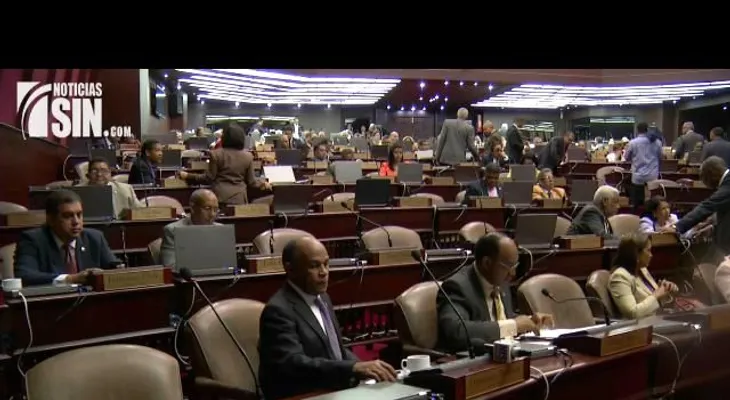 Diputados emplazarán a Lucía Medina para que cumpla con aumento de salario