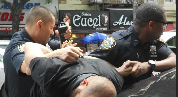 Dos policías propinan golpes a un joven en NY 