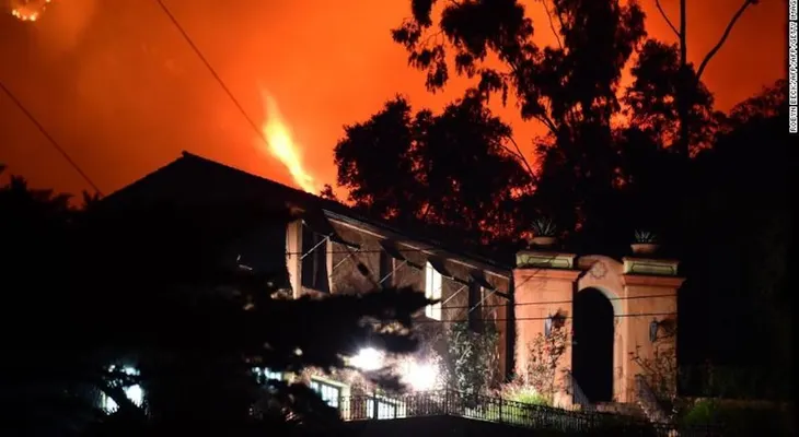 Los incendios en California ya han destruido 1.000 estructuras y siguen avanzando