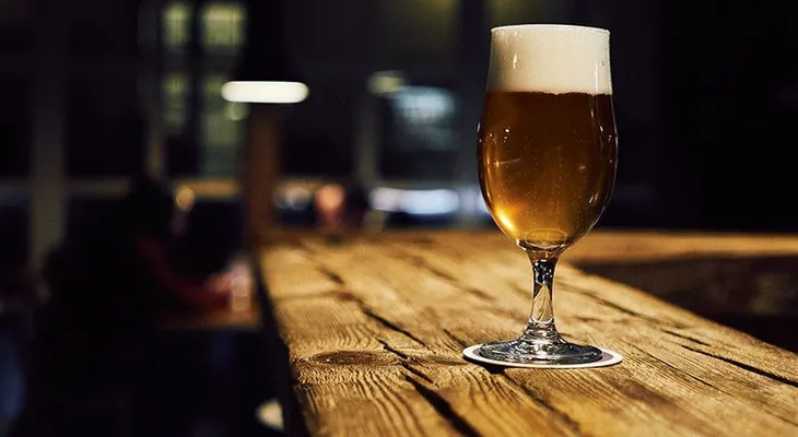  Una mujer con 100 años a cuesta atribuye a la cerveza el secreto de su larga vida 