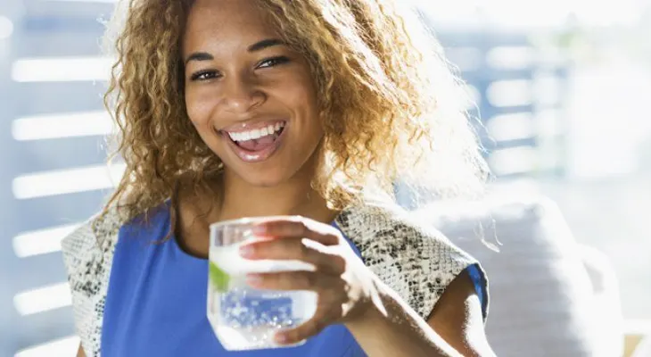 Trucos para que consigas tomar 2 litros de agua al día