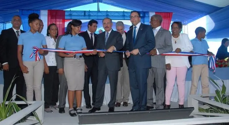Danilo Medina entrega junto al ministro Andrés Navarro, moderno liceo en Tamayo