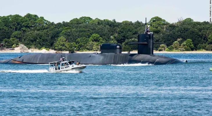 Accidente de un millón de dólares le cuesta su puesto a capitán de submarino