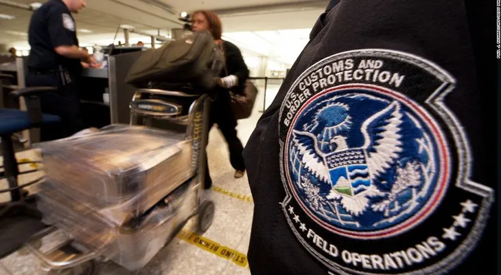 Acusan a tres agentes por caso de "mesa de violación" en aeropuerto de Newark